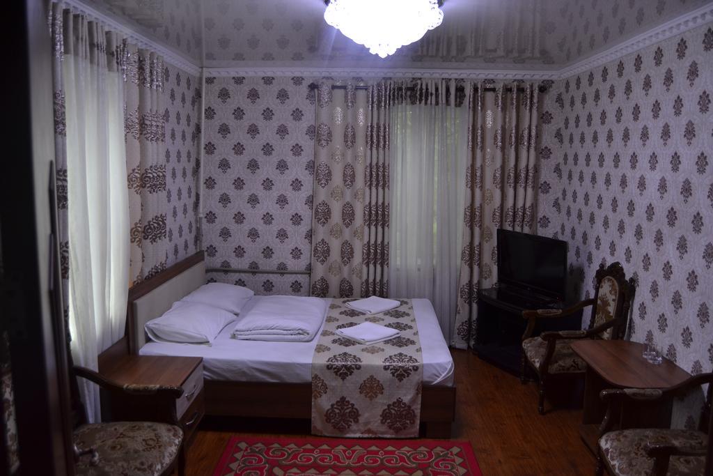 Friends Guest House & Hostel Bishkek Exterior photo