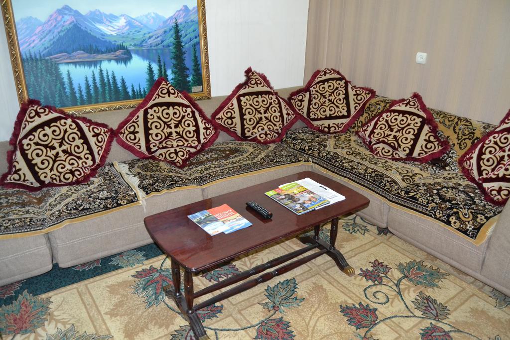 Friends Guest House & Hostel Bishkek Exterior photo