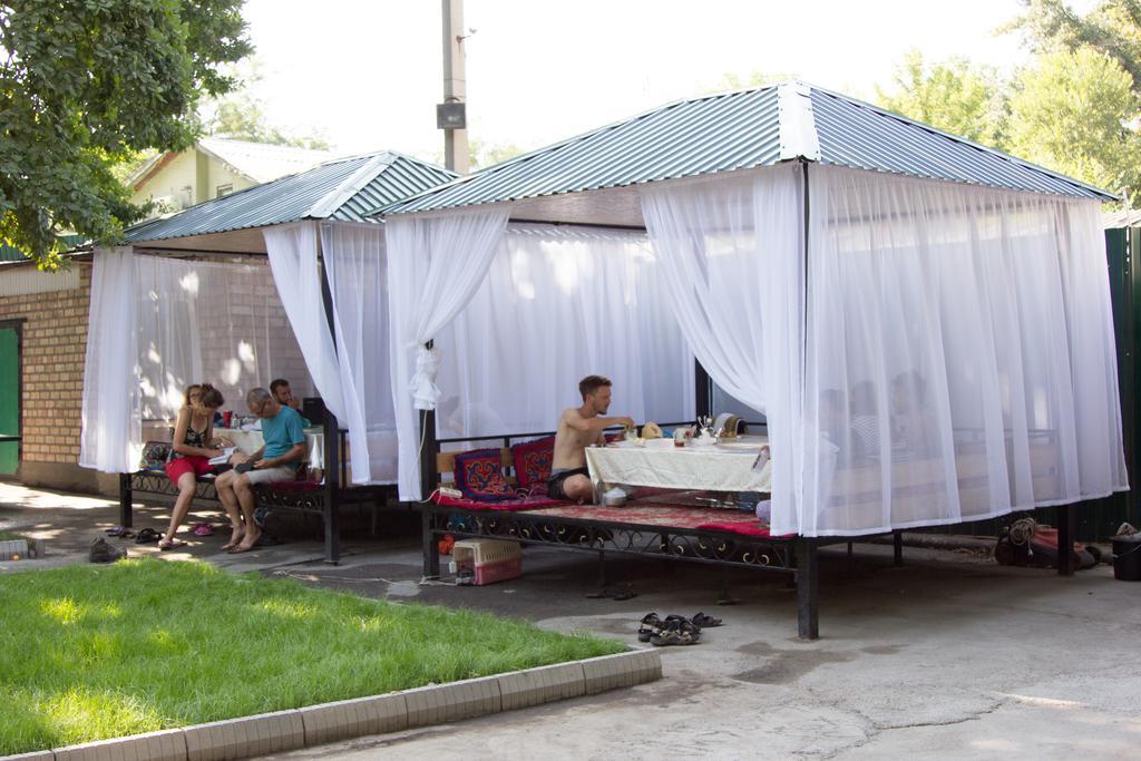 Friends Guest House & Hostel Bishkek Exterior photo