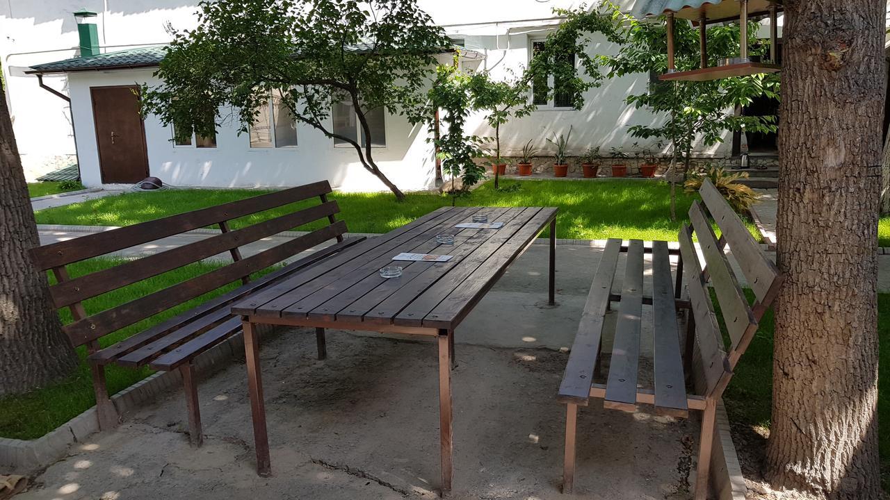 Friends Guest House & Hostel Bishkek Exterior photo